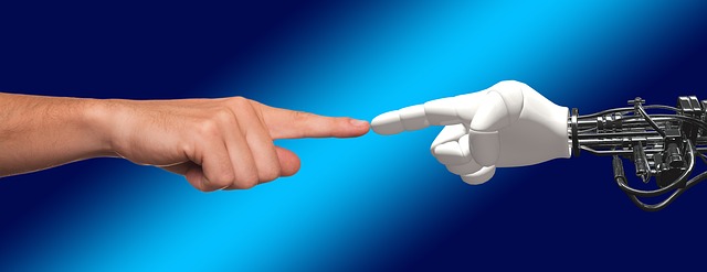 ruka člověka a robota